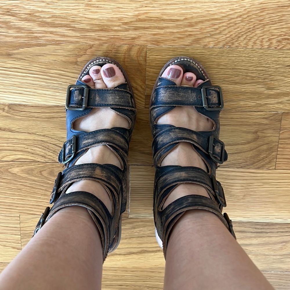 Freebird Quail Sandal in Distressed Black/Brown